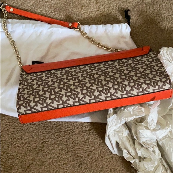 DKNY HANDBAG, comes with a duster bag. - Picture 4 of 6